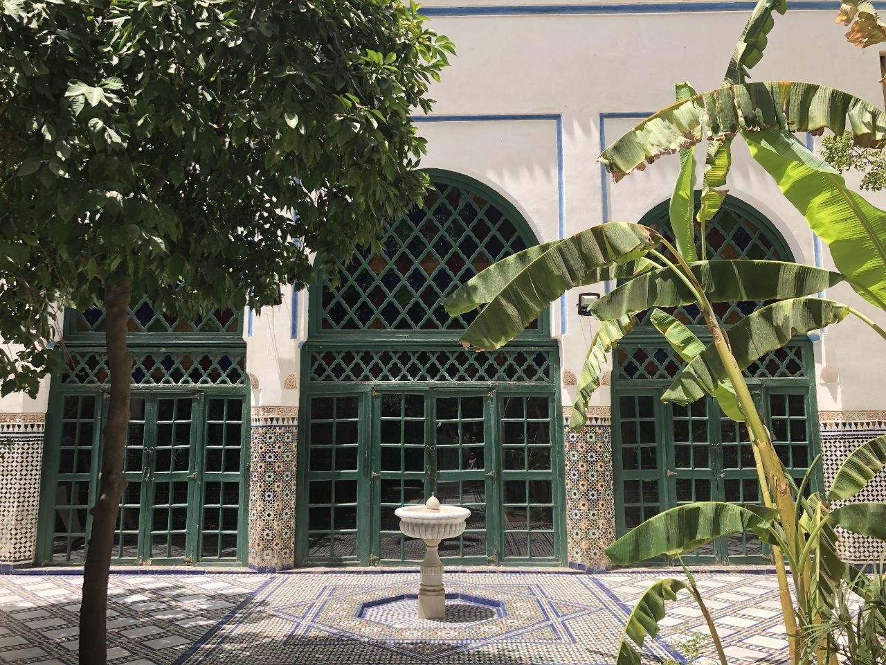 Patio de riad à Marrakech avec zellige coloré et porte en cèdre sculptée